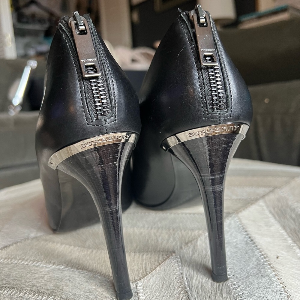 BURBERRY black leather pump heels. Zip hardware back. US 9.5 / EU 40.5 - Picture 2 of 11